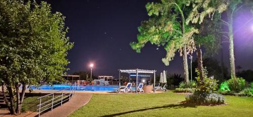 Bazén v ubytování Hotel Casino Acaray nebo v jeho okolí