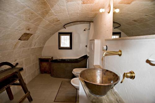 Masseria Spina Resort tesisinde bir banyo