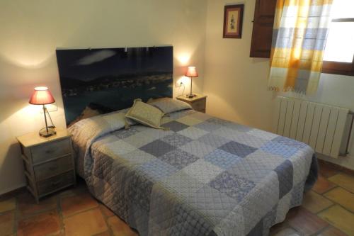 1 dormitorio con 1 cama y 2 lámparas en las mesas en Alojamientos Rurales Cortijo Las Golondrinas, en Alhama de Murcia