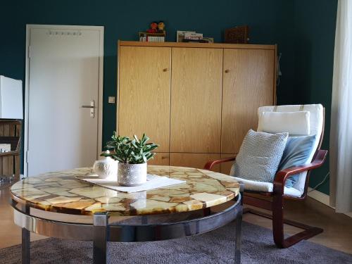 a living room with a coffee table and a chair at CASA NOSTRA in Wesel