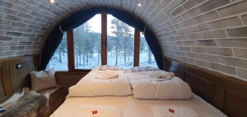 Stuttgongfossen的住宿－Eventyrhyttene i Jotunheimen，砖墙内带两张床的房间
