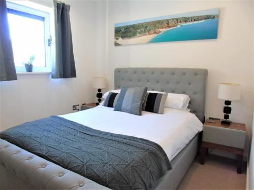 Postel nebo postele na pokoji v ubytování Seaview, Luxury apartment, 2 min walk to Porth Beach