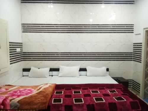 Cama o camas de una habitación en Radha Krishna Dham