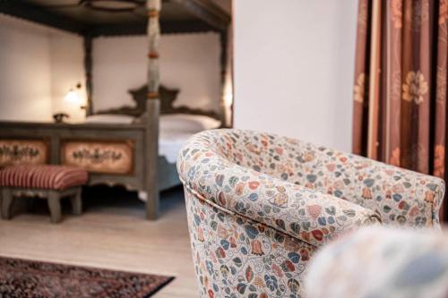 a living room with a couch and a bed at Hotel Cavallino D'Oro Bed&Breakfast in Castelrotto