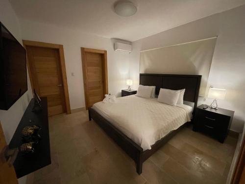 
A bed or beds in a room at ACOGEDOR Y LUJOSO APART EN TORRE CON PISCINA
