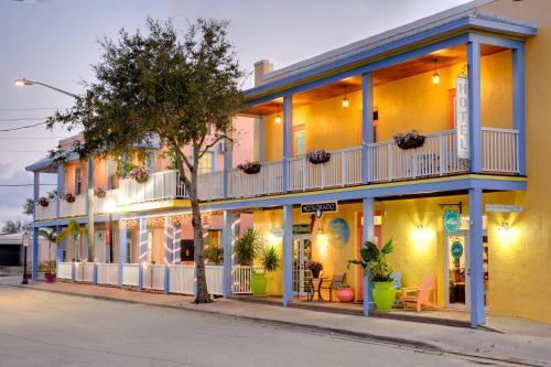 a building on the side of a street at Old Colorado Inn in Stuart