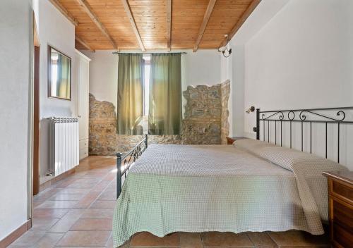 ein Schlafzimmer mit einem großen Bett in einem Zimmer in der Unterkunft Agriturismo San Giuseppe in Volterra