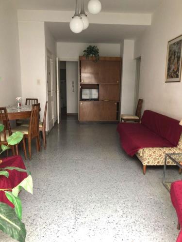 sala de estar con sofá y mesa en Excelente depto. para 5 personas. Zona ideal !! en Mar del Plata