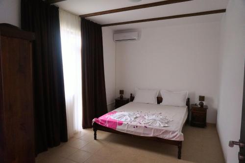 En eller flere senge i et værelse på Вила Едем - Villa Edem - Beach Bolata Area