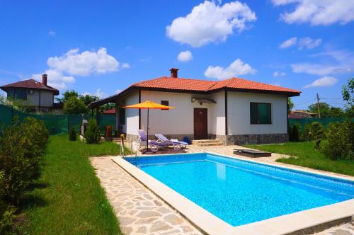 uma villa com piscina em frente a uma casa em Вила Едем - Villa Edem - Beach Bolata Area em Bŭlgarevo