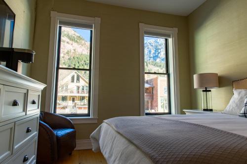 Una cama o camas en una habitación de Imogene Hotel