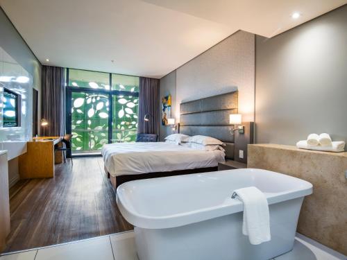 Postel nebo postele na pokoji v ubytování aha Gateway Hotel Umhlanga