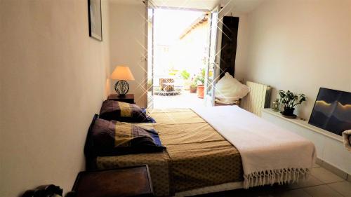 Postel nebo postele na pokoji v ubytování maison du bibliothécaire - vacances-arles camargue