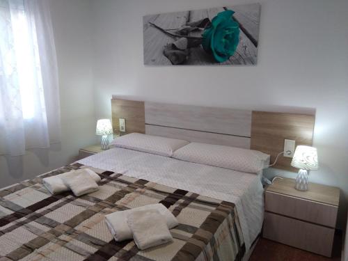 um quarto com uma cama grande com duas almofadas em Casas del Mar em Les Cases d'Alcanar