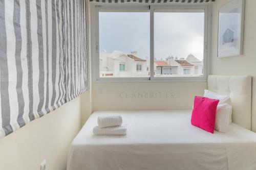 A bed or beds in a room at Luxury Apartament in Marina