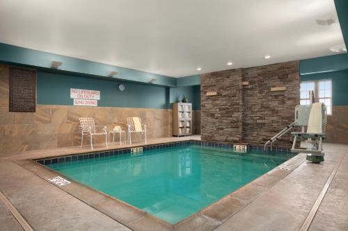una piscina en una habitación de hotel en Hyatt House Minot- North Dakota, en Minot