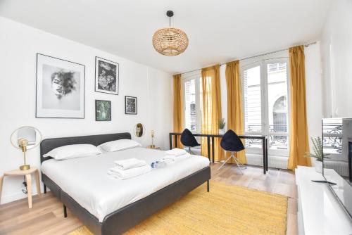 une chambre avec un lit et un salon dans l'établissement Superb apartment - 6P- Center of Paris, à Paris