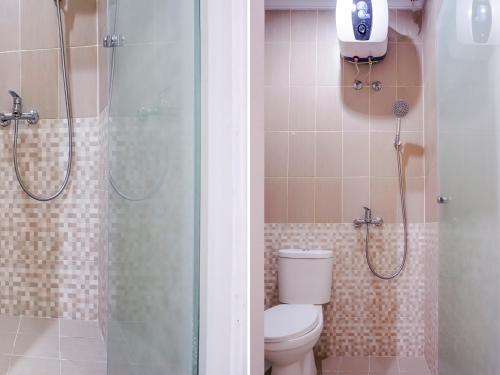 e bagno con servizi igienici e doccia con porta in vetro. di Super OYO 90115 Near Pasar Baru a Giacarta