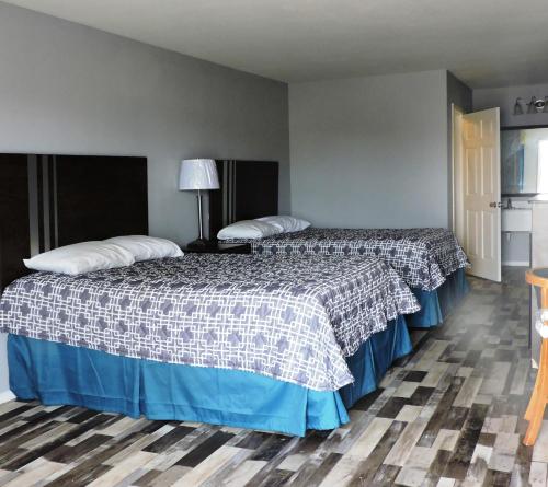 ein Hotelzimmer mit 2 Betten in einem Zimmer in der Unterkunft Riata Inn - Crystal City in Crystal City