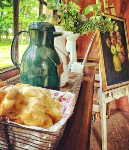 un cesto di pane e un vaso su un tavolo di Centro Ecuestre Frasco Chico a Lobos