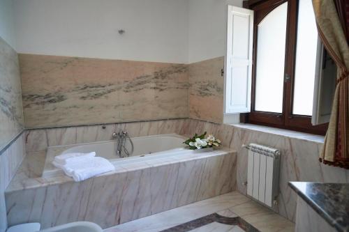 Ένα μπάνιο στο Villa San Gerardo