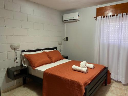 1 dormitorio con 1 cama con 2 toallas en Casa Nuova Depto CUATRO en Villa María