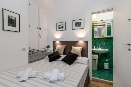 En eller flere senge i et værelse på Vicolo Antico Apartment