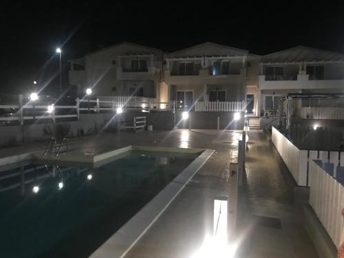 una piscina frente a una casa por la noche en VILLAGGIO BOUGANVILLE en Viddalba
