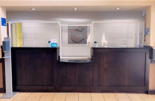 un horno microondas sentado en la parte superior de un mostrador en Comfort Inn & Suites, en Asheboro