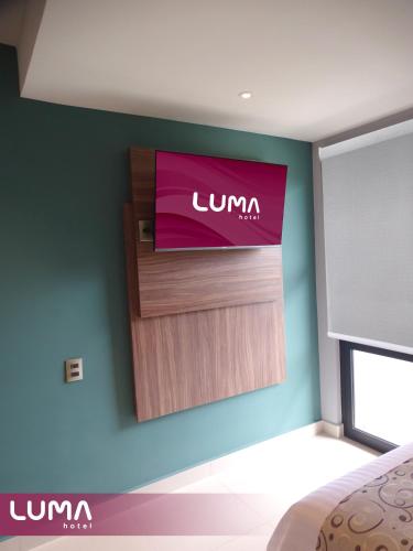 a sign on a wall in a bedroom at Hotel Luma by Kavia in Cancún