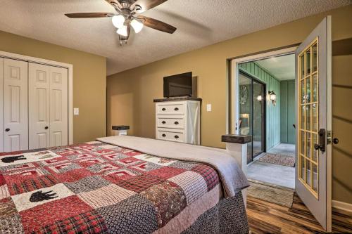 Postel nebo postele na pokoji v ubytování Pigeon Forge Condo with Balcony 5 Mi to Attractions