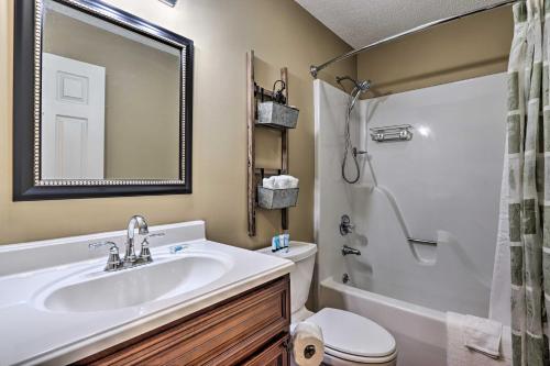 Koupelna v ubytování Pigeon Forge Condo with Balcony 5 Mi to Attractions