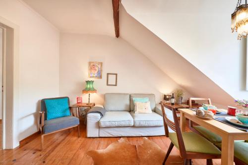 ein Wohnzimmer mit Sofa, Stühlen und einem Tisch in der Unterkunft Castle View at Lisbon Heart By TimeCooler in Lissabon