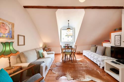 ein Wohnzimmer mit Sofa und Tisch in der Unterkunft Castle View at Lisbon Heart By TimeCooler in Lissabon