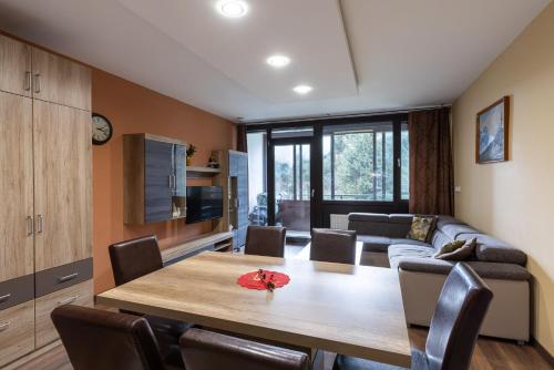 ein Esszimmer mit einem Tisch und einem Sofa in der Unterkunft Apartment Mariazell Bürgeralpe in Mariazell