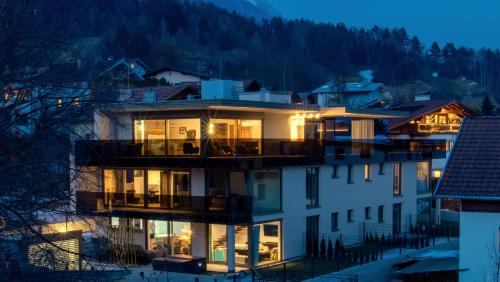 ein nachts beleuchtetes Haus mit Licht in der Unterkunft INN Apart Tirol in Innsbruck
