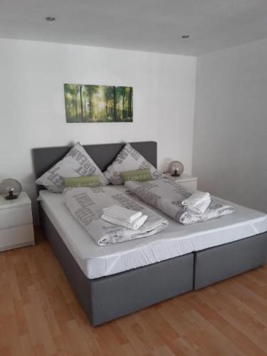 Una cama en una habitación con dos lámparas. en Ferienwohnung Salzmannhaus, en Zschopau