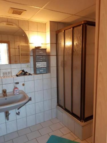 a bathroom with a sink and a shower in it at Ferienwohnung Salzmannhaus in Zschopau