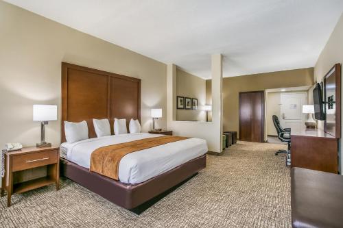 Un pat sau paturi într-o cameră la Aspire Hotel and Suites
