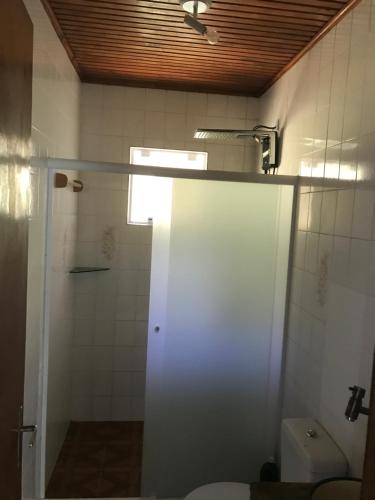 uma casa de banho com um chuveiro e um WC. em Casa De campo Santuário Bellatrix em Ribeirão Amarelo