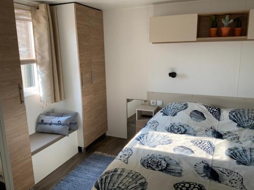 Schlafzimmer mit einem Bett und einem Fenster in der Unterkunft Chalet in Renesse in Renesse