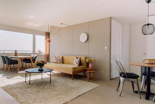 ein Wohnzimmer mit einem Sofa und einem Tisch in der Unterkunft findling-ferien Bern West in Säriswil