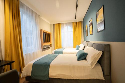 Ένα ή περισσότερα κρεβάτια σε δωμάτιο στο Emil Balaban Luxury Apart-Hotel