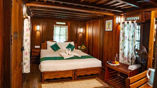 Postel nebo postele na pokoji v ubytování Kalpavanam Heritage Resort