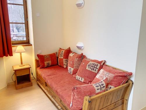 un sofá con almohadas en la sala de estar en Appartement 209 Résidence du Grand Hotel Aulus-les-Bains, en Aulus-les-Bains