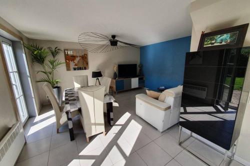 un salon avec un canapé et une table dans l'établissement Maison au bord de lac, à Ghyvelde