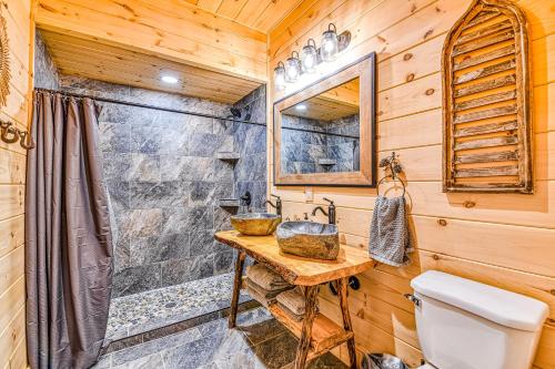 Koupelna v ubytování Alpine Creekside Chalet