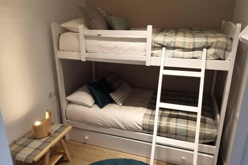 una habitación con dos literas con una cama en Apartamento en la mejor zona de la Sierra junto a los remontes Reformado en 2021, en Sierra Nevada