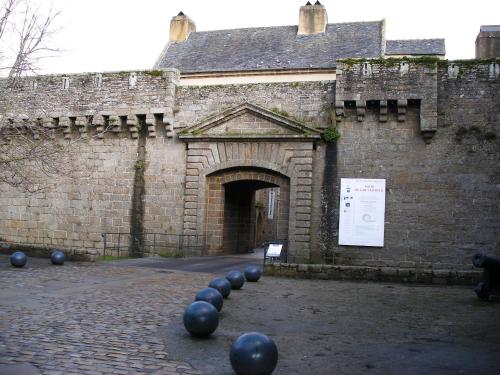 a building with black balls in front of it at Hôtel Modern in Concarneau