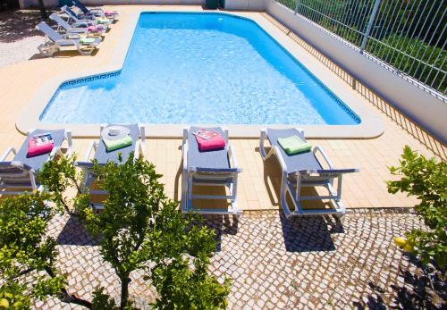 una piscina con sedie a sdraio e una piscina di Villa Nespereira by Algarve Vacation ad Albufeira